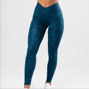 ALPHALETE SURFACE POWER LEGGING BLUE CAMO